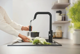 Grohe QuickFix Start Elektronische Spültischarmatur mit ausziehbarer Brause, schwarz matt