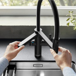 Blanco EVOL-S Pro Spültischarmatur mit flexiblem Arm, Spülbrause und Filterfunktion, schwarz matt